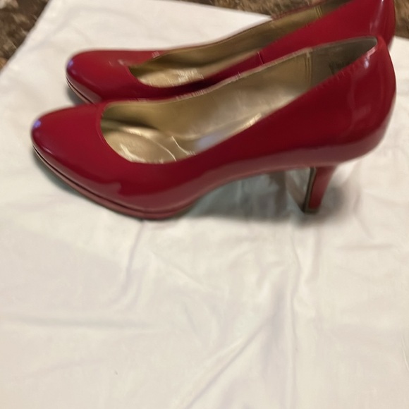 Pretty like new burgundy patent leather shoe - Picture 2 of 5